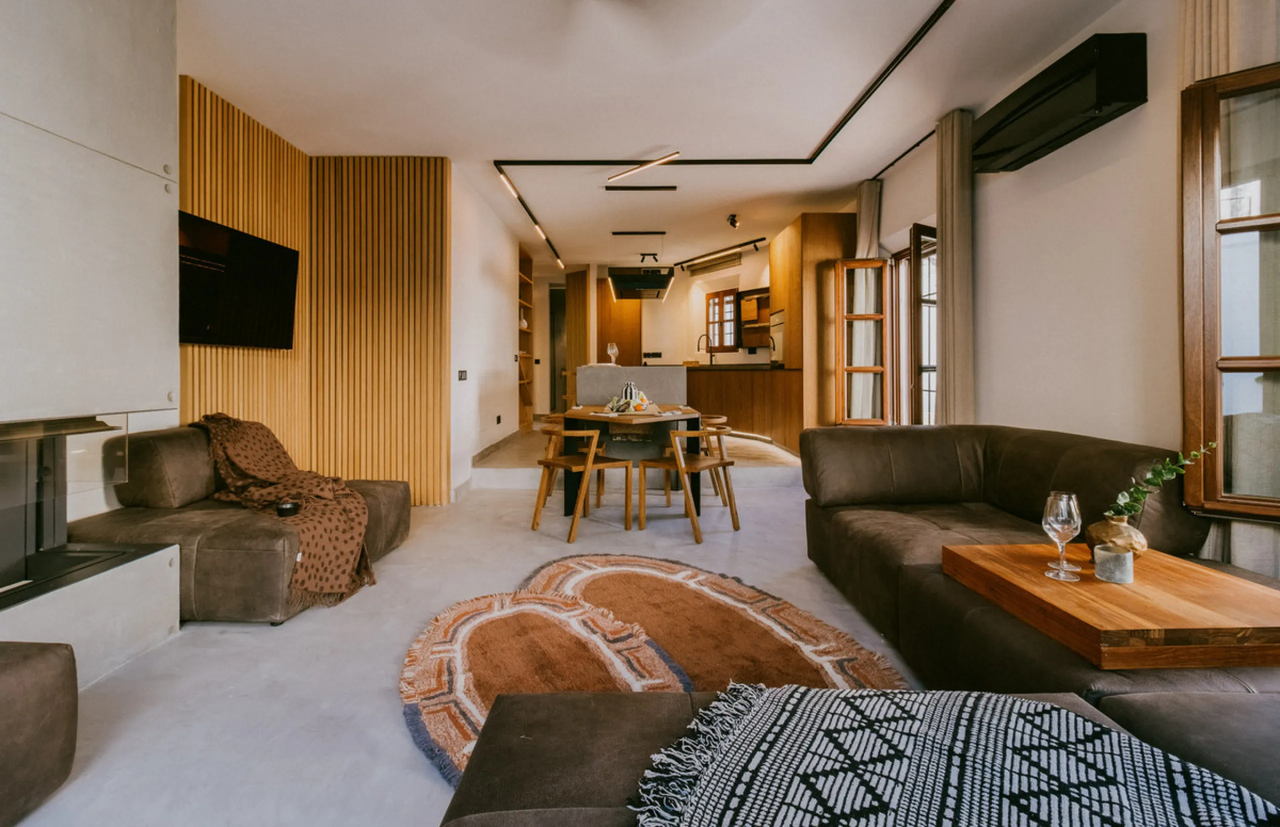 This bright and inviting 3-bedroom townhouse effortlessly combines the charm of traditional Andalusian design with updated modern aesthetics. Ideally located near all amenities and just moments from the renowned Puente Romano, Golden Mile, Marbella, this 