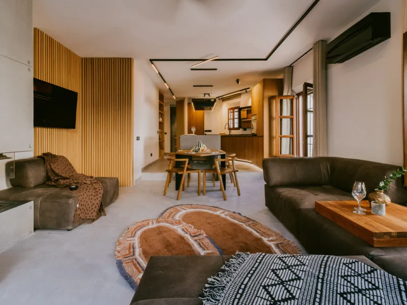 This bright and inviting 3-bedroom townhouse effortlessly combines the charm of traditional Andalusian design with updated modern aesthetics. Ideally located near all amenities and just moments from the renowned Puente Romano, Golden Mile, Marbella, this 