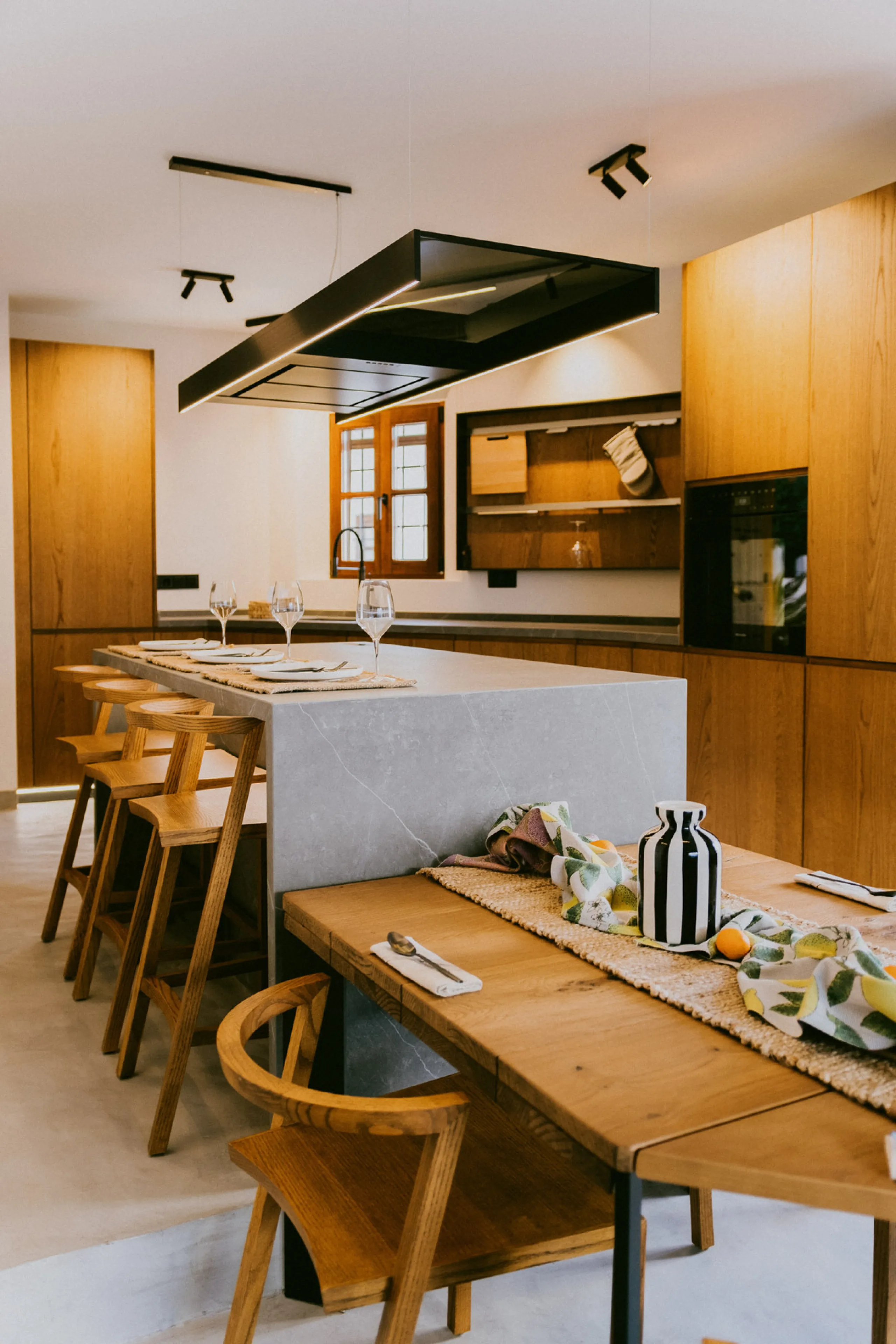 This bright and inviting 3-bedroom townhouse effortlessly combines the charm of traditional Andalusian design with updated modern aesthetics. Ideally located near all amenities and just moments from the renowned Puente Romano, Golden Mile, Marbella, this 