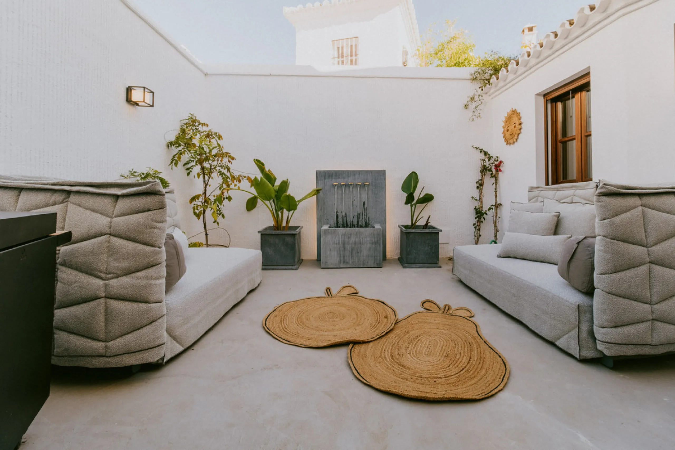 This bright and inviting 3-bedroom townhouse effortlessly combines the charm of traditional Andalusian design with updated modern aesthetics. Ideally located near all amenities and just moments from the renowned Puente Romano, Golden Mile, Marbella, this 