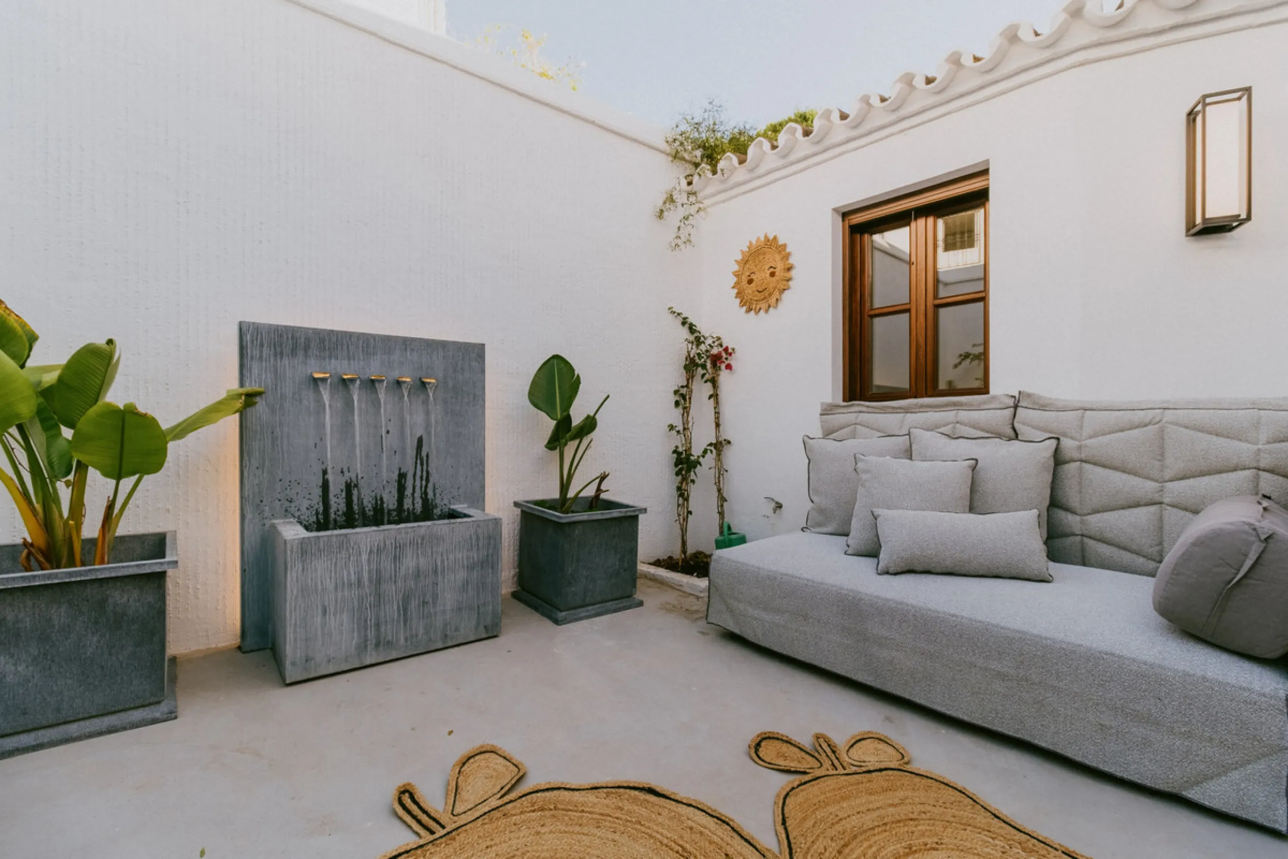 This bright and inviting 3-bedroom townhouse effortlessly combines the charm of traditional Andalusian design with updated modern aesthetics. Ideally located near all amenities and just moments from the renowned Puente Romano, Golden Mile, Marbella, this 