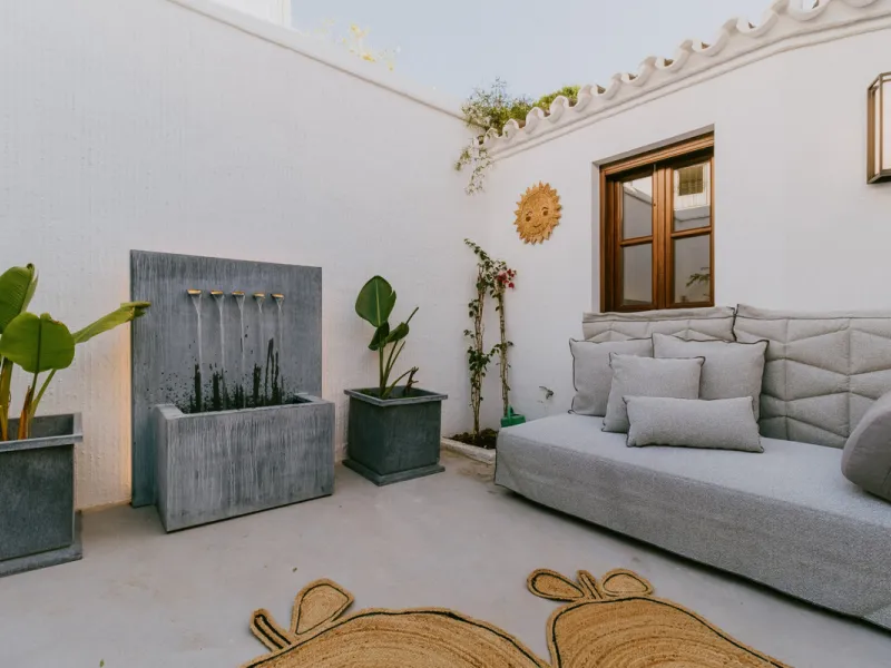 This bright and inviting 3-bedroom townhouse effortlessly combines the charm of traditional Andalusian design with updated modern aesthetics. Ideally located near all amenities and just moments from the renowned Puente Romano, Golden Mile, Marbella, this 