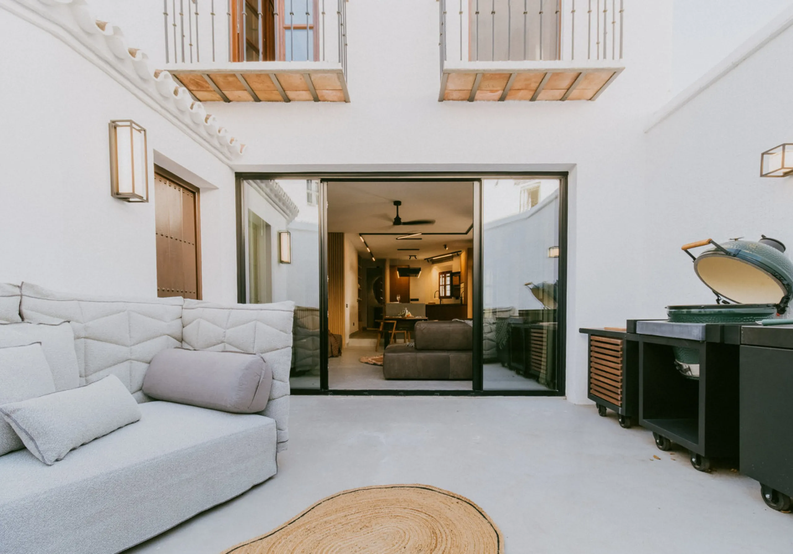 This bright and inviting 3-bedroom townhouse effortlessly combines the charm of traditional Andalusian design with updated modern aesthetics. Ideally located near all amenities and just moments from the renowned Puente Romano, Golden Mile, Marbella, this 