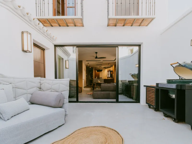 This bright and inviting 3-bedroom townhouse effortlessly combines the charm of traditional Andalusian design with updated modern aesthetics. Ideally located near all amenities and just moments from the renowned Puente Romano, Golden Mile, Marbella, this 