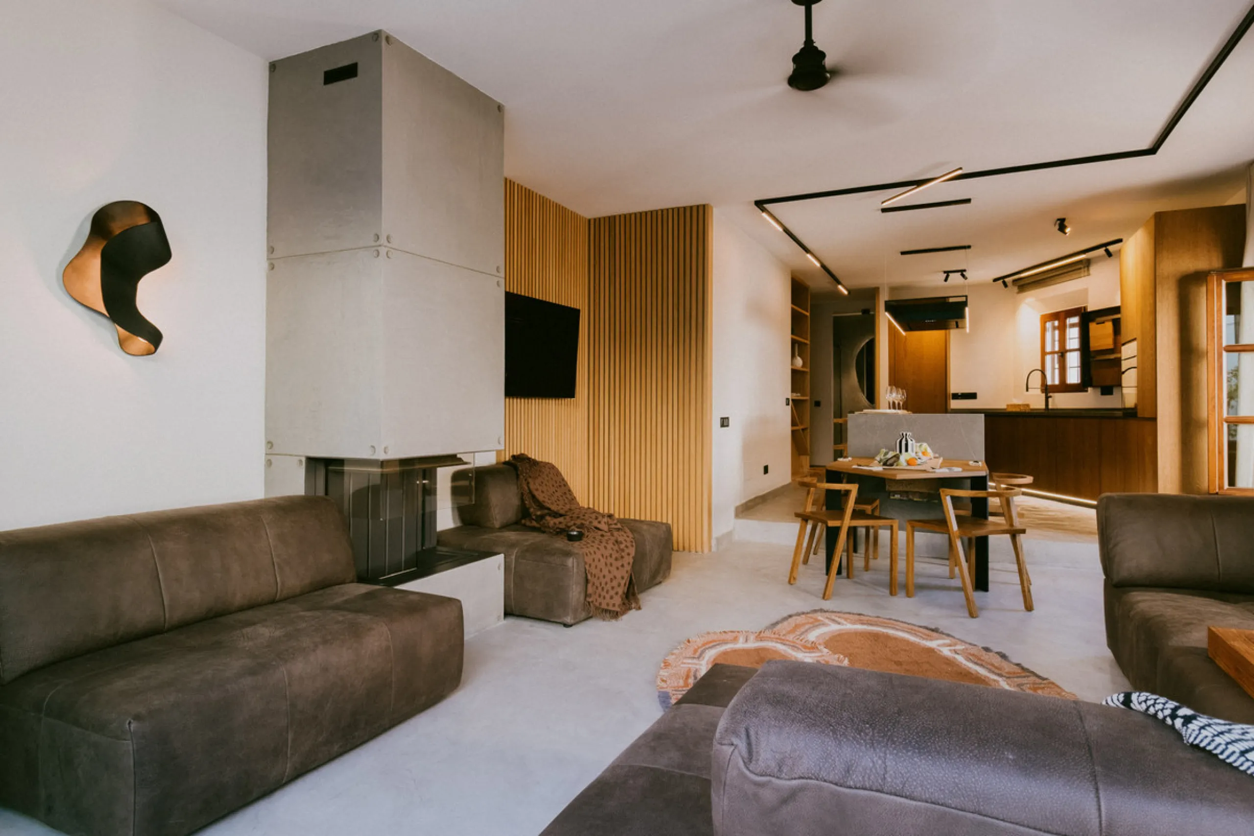 This bright and inviting 3-bedroom townhouse effortlessly combines the charm of traditional Andalusian design with updated modern aesthetics. Ideally located near all amenities and just moments from the renowned Puente Romano, Golden Mile, Marbella, this 