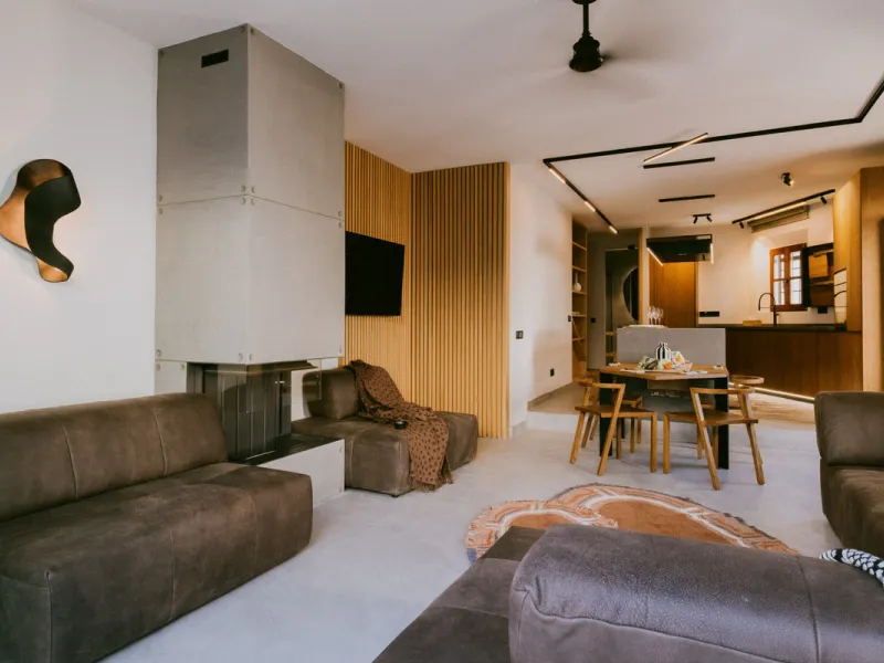 This bright and inviting 3-bedroom townhouse effortlessly combines the charm of traditional Andalusian design with updated modern aesthetics. Ideally located near all amenities and just moments from the renowned Puente Romano, Golden Mile, Marbella, this 