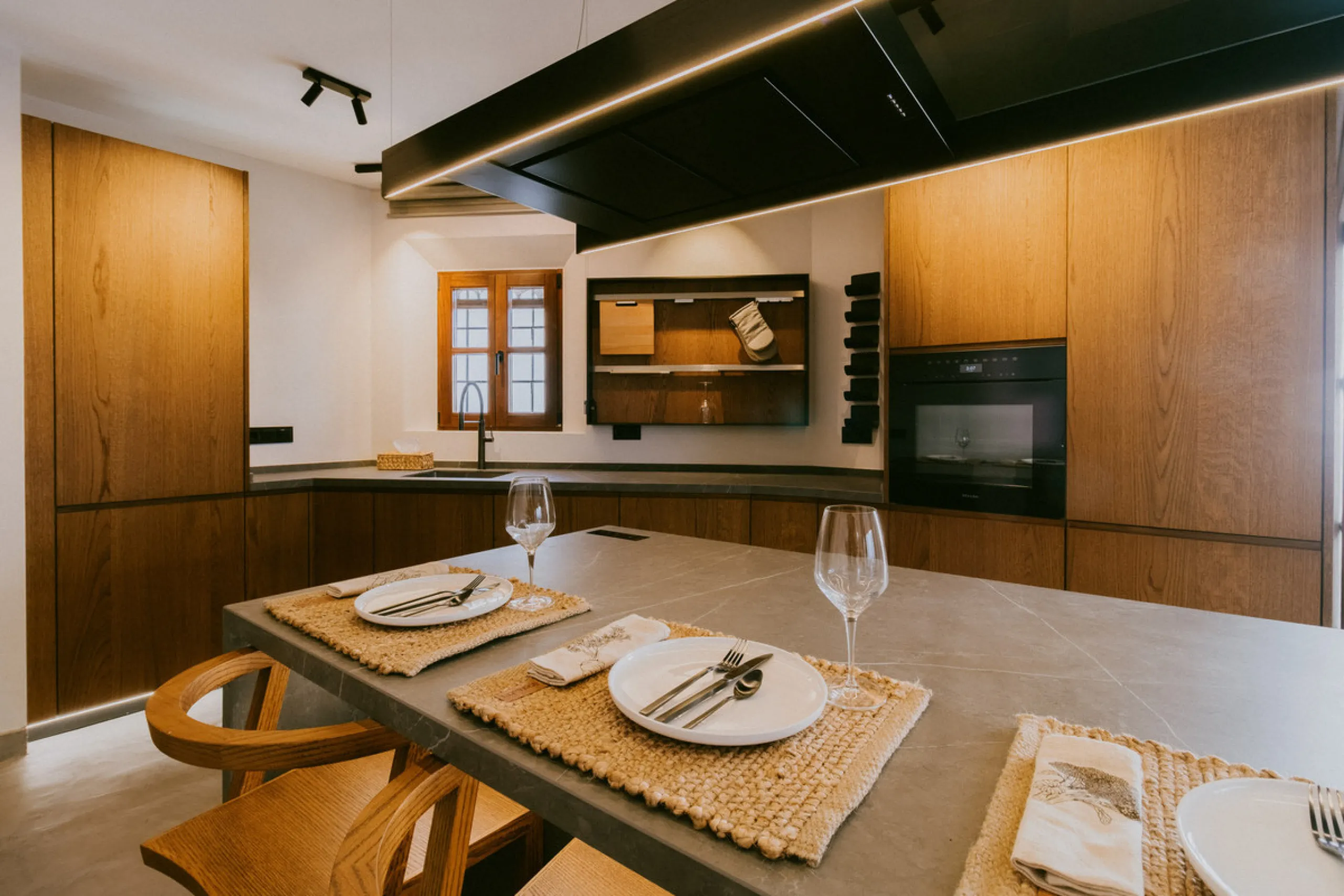 This bright and inviting 3-bedroom townhouse effortlessly combines the charm of traditional Andalusian design with updated modern aesthetics. Ideally located near all amenities and just moments from the renowned Puente Romano, Golden Mile, Marbella, this 
