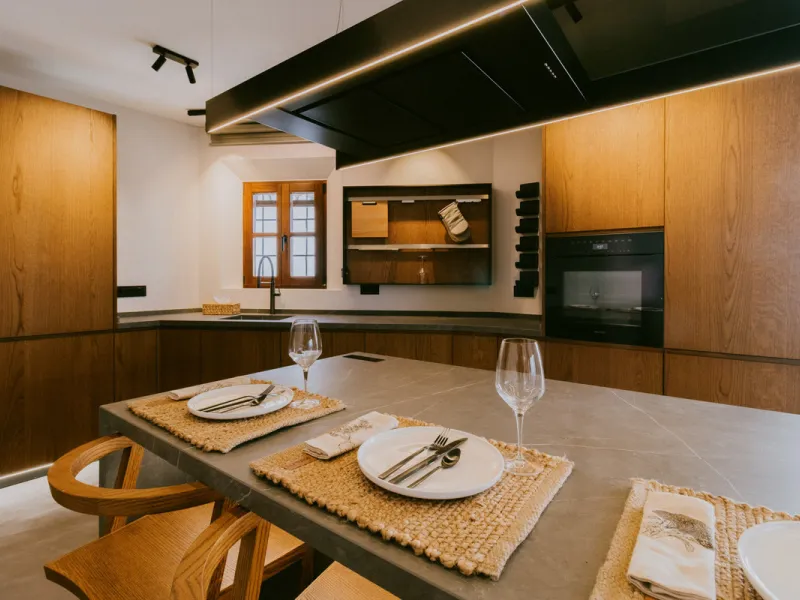 This bright and inviting 3-bedroom townhouse effortlessly combines the charm of traditional Andalusian design with updated modern aesthetics. Ideally located near all amenities and just moments from the renowned Puente Romano, Golden Mile, Marbella, this 