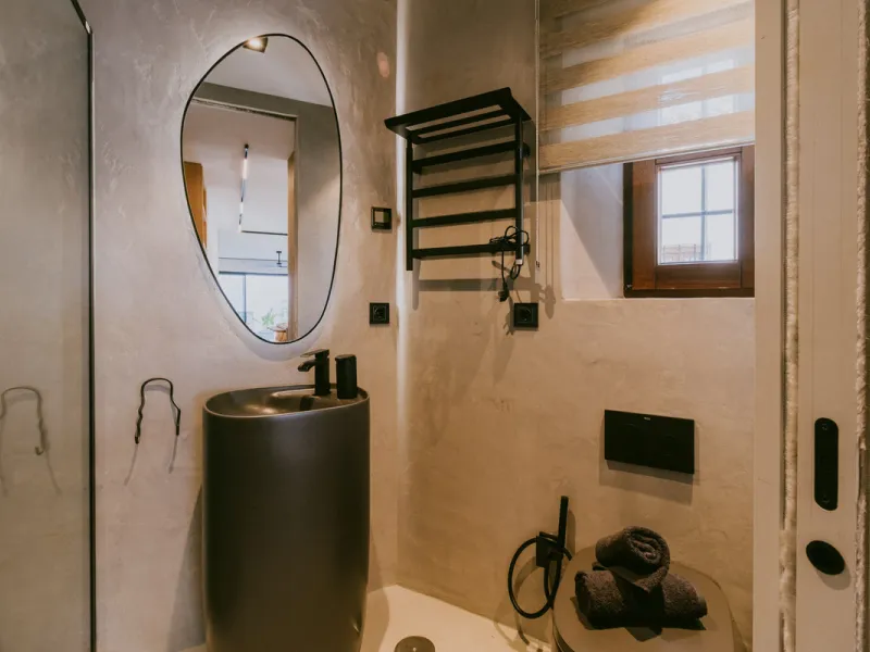 This bright and inviting 3-bedroom townhouse effortlessly combines the charm of traditional Andalusian design with updated modern aesthetics. Ideally located near all amenities and just moments from the renowned Puente Romano, Golden Mile, Marbella, this 