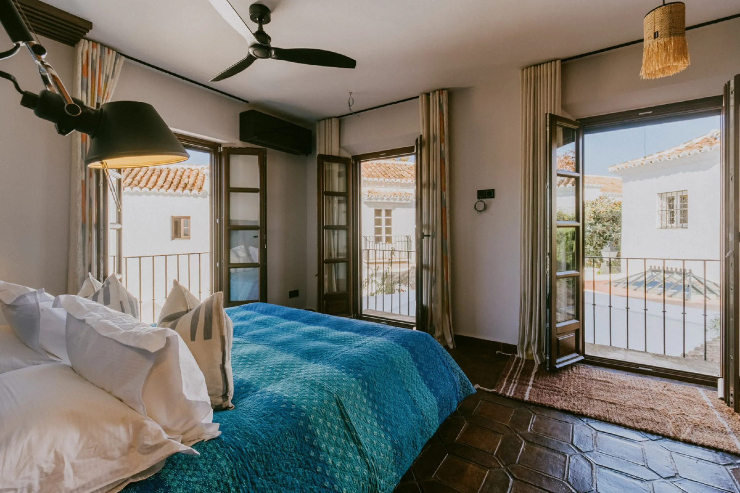 This bright and inviting 3-bedroom townhouse effortlessly combines the charm of traditional Andalusian design with updated modern aesthetics. Ideally located near all amenities and just moments from the renowned Puente Romano, Golden Mile, Marbella, this 