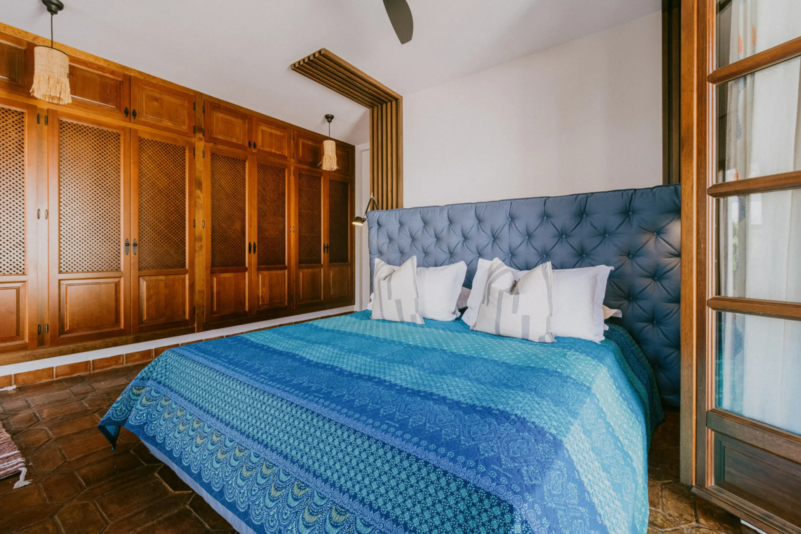 This bright and inviting 3-bedroom townhouse effortlessly combines the charm of traditional Andalusian design with updated modern aesthetics. Ideally located near all amenities and just moments from the renowned Puente Romano, Golden Mile, Marbella, this 