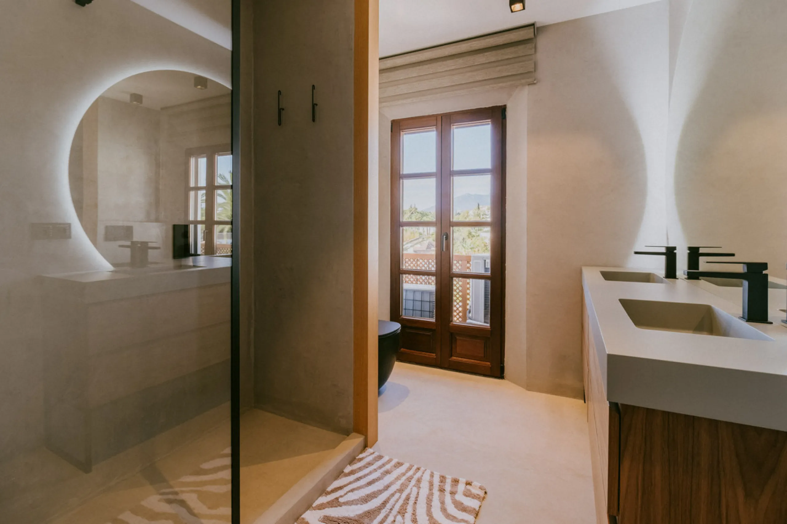 This bright and inviting 3-bedroom townhouse effortlessly combines the charm of traditional Andalusian design with updated modern aesthetics. Ideally located near all amenities and just moments from the renowned Puente Romano, Golden Mile, Marbella, this 