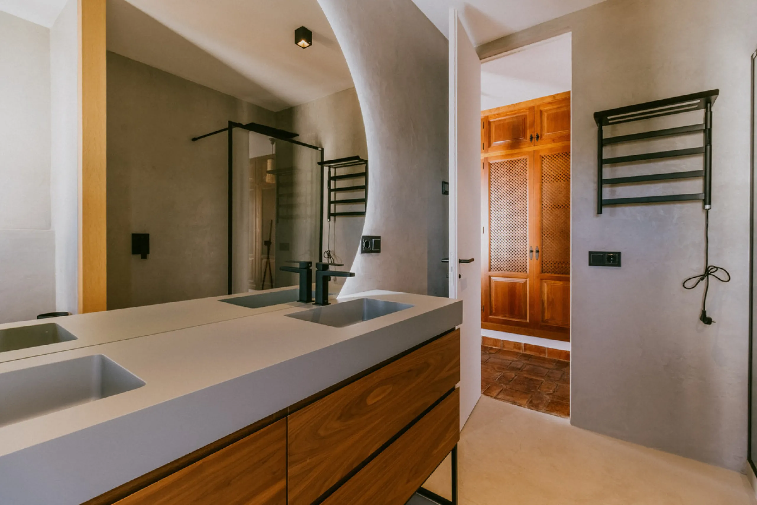 This bright and inviting 3-bedroom townhouse effortlessly combines the charm of traditional Andalusian design with updated modern aesthetics. Ideally located near all amenities and just moments from the renowned Puente Romano, Golden Mile, Marbella, this 