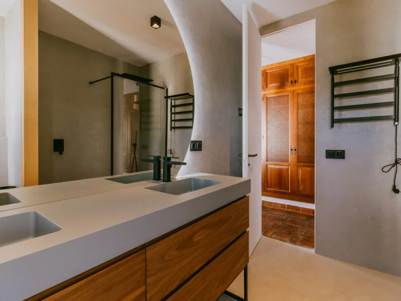This bright and inviting 3-bedroom townhouse effortlessly combines the charm of traditional Andalusian design with updated modern aesthetics. Ideally located near all amenities and just moments from the renowned Puente Romano, Golden Mile, Marbella, this 