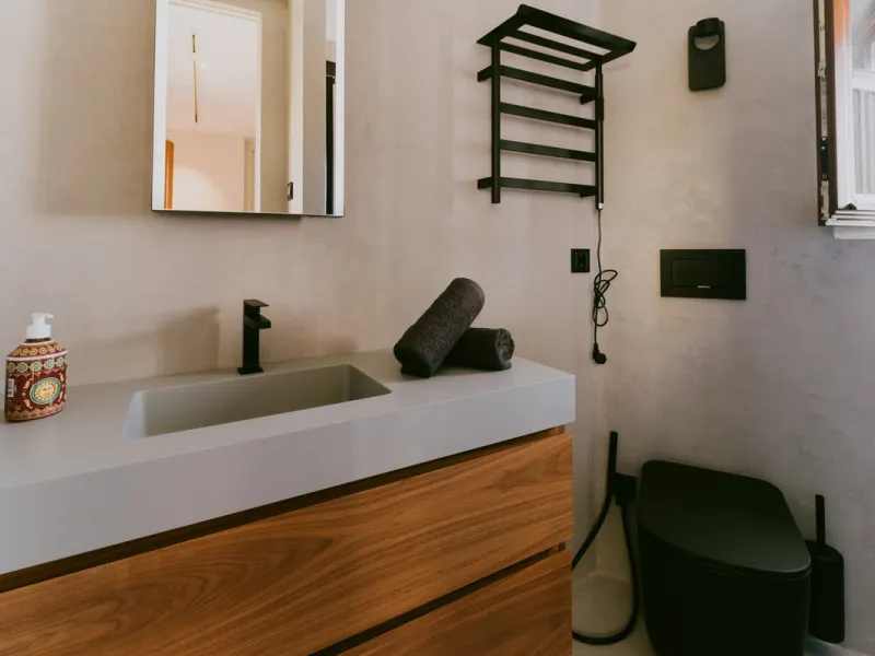 This bright and inviting 3-bedroom townhouse effortlessly combines the charm of traditional Andalusian design with updated modern aesthetics. Ideally located near all amenities and just moments from the renowned Puente Romano, Golden Mile, Marbella, this 