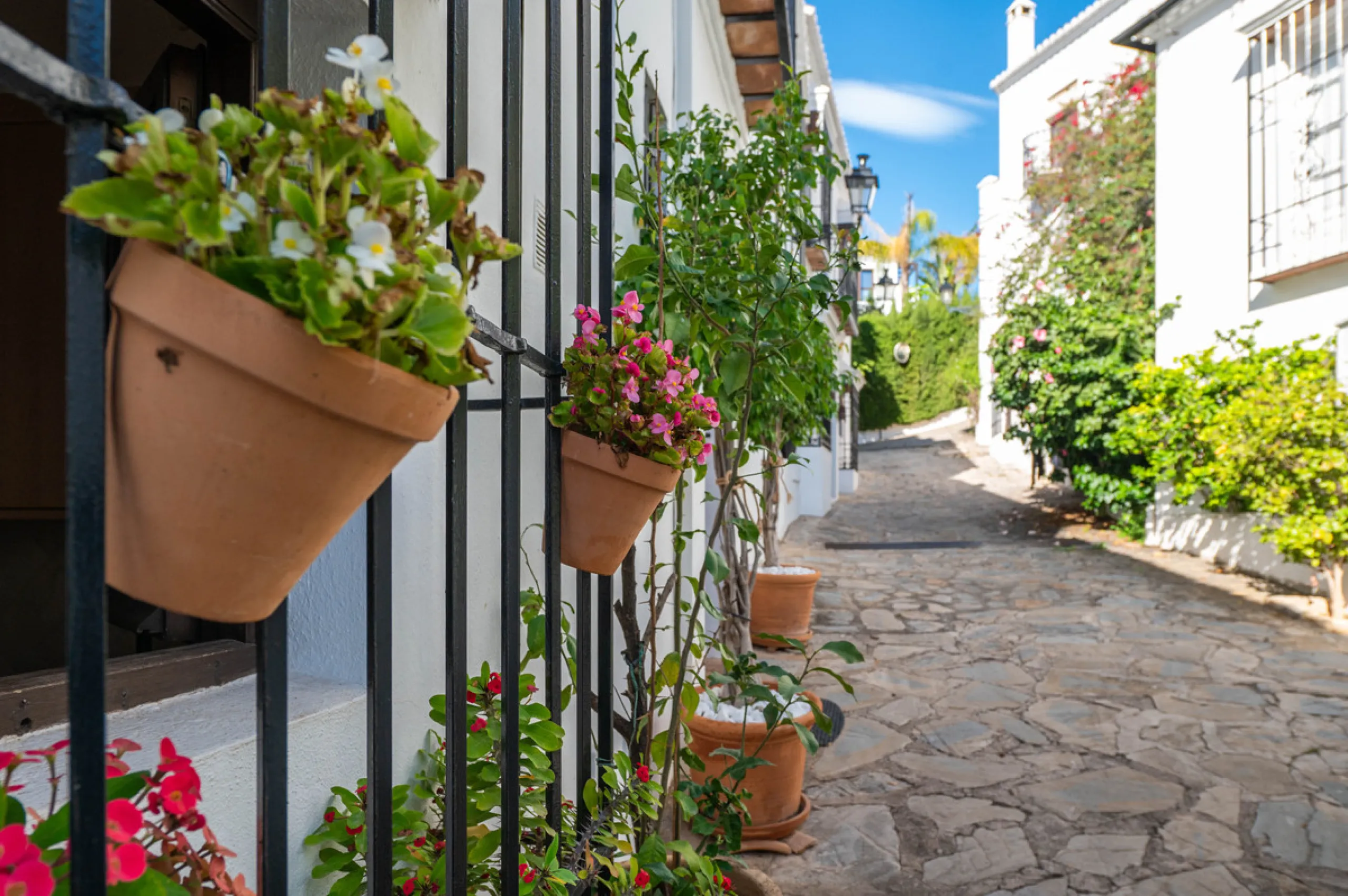 This bright and inviting 3-bedroom townhouse effortlessly combines the charm of traditional Andalusian design with updated modern aesthetics. Ideally located near all amenities and just moments from the renowned Puente Romano, Golden Mile, Marbella, this 