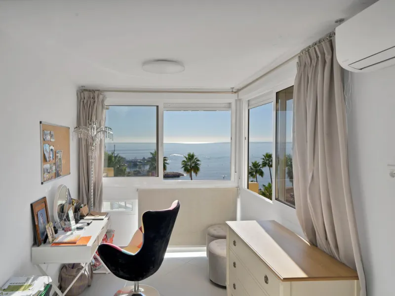Renovated apartment with stunning sea views on the beachfront.