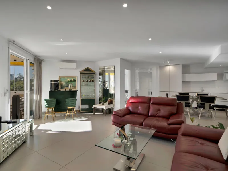 Renovated apartment with stunning sea views on the beachfront.