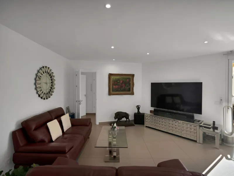 Renovated apartment with stunning sea views on the beachfront.