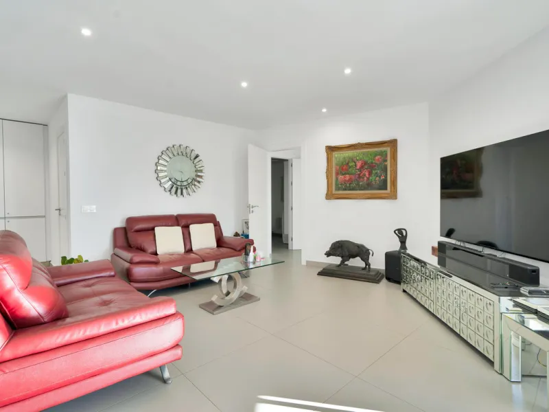 Renovated apartment with stunning sea views on the beachfront.
