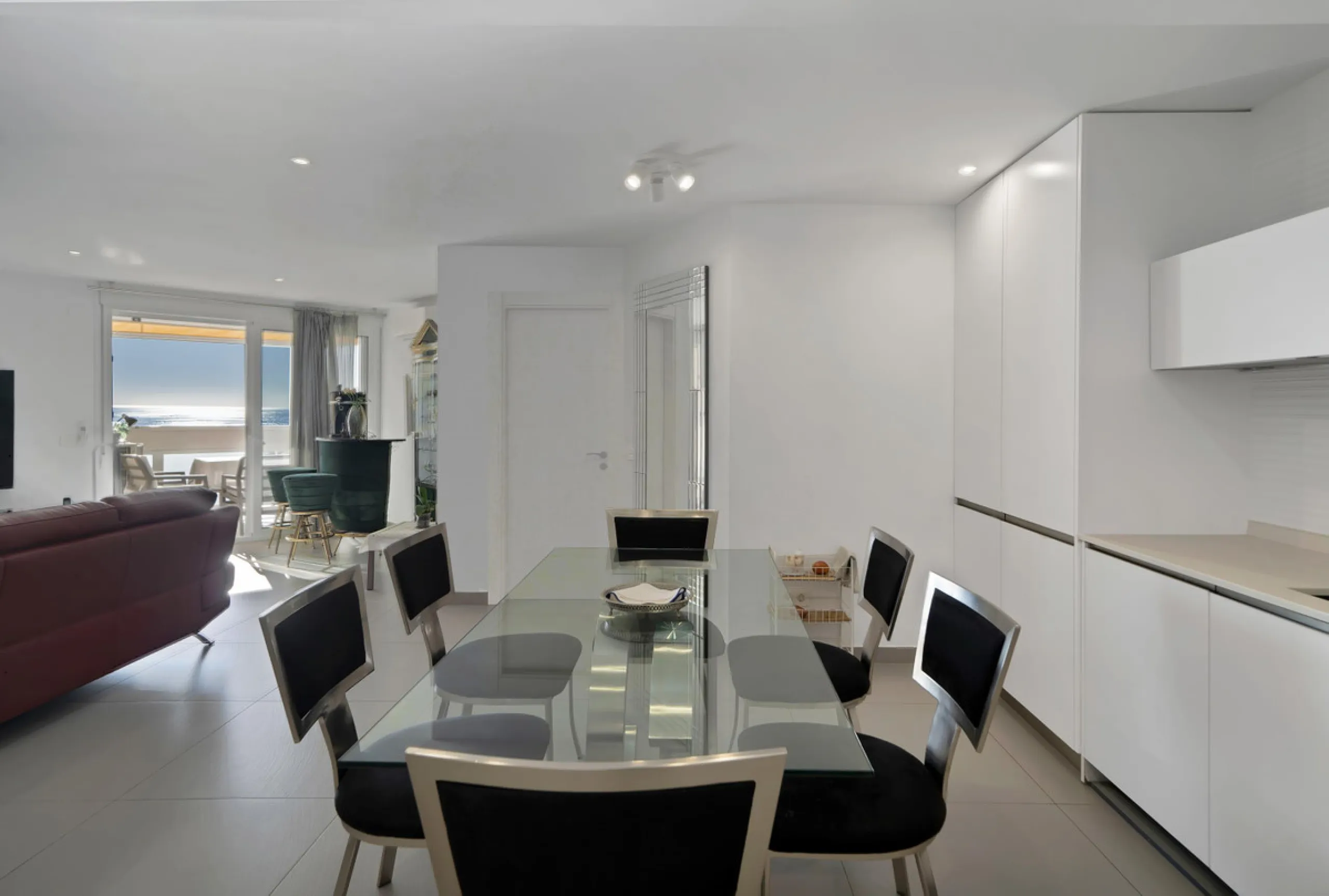 Renovated apartment with stunning sea views on the beachfront.