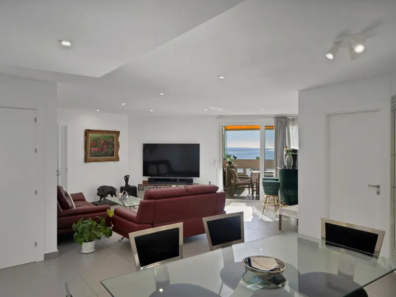 Renovated apartment with stunning sea views on the beachfront.