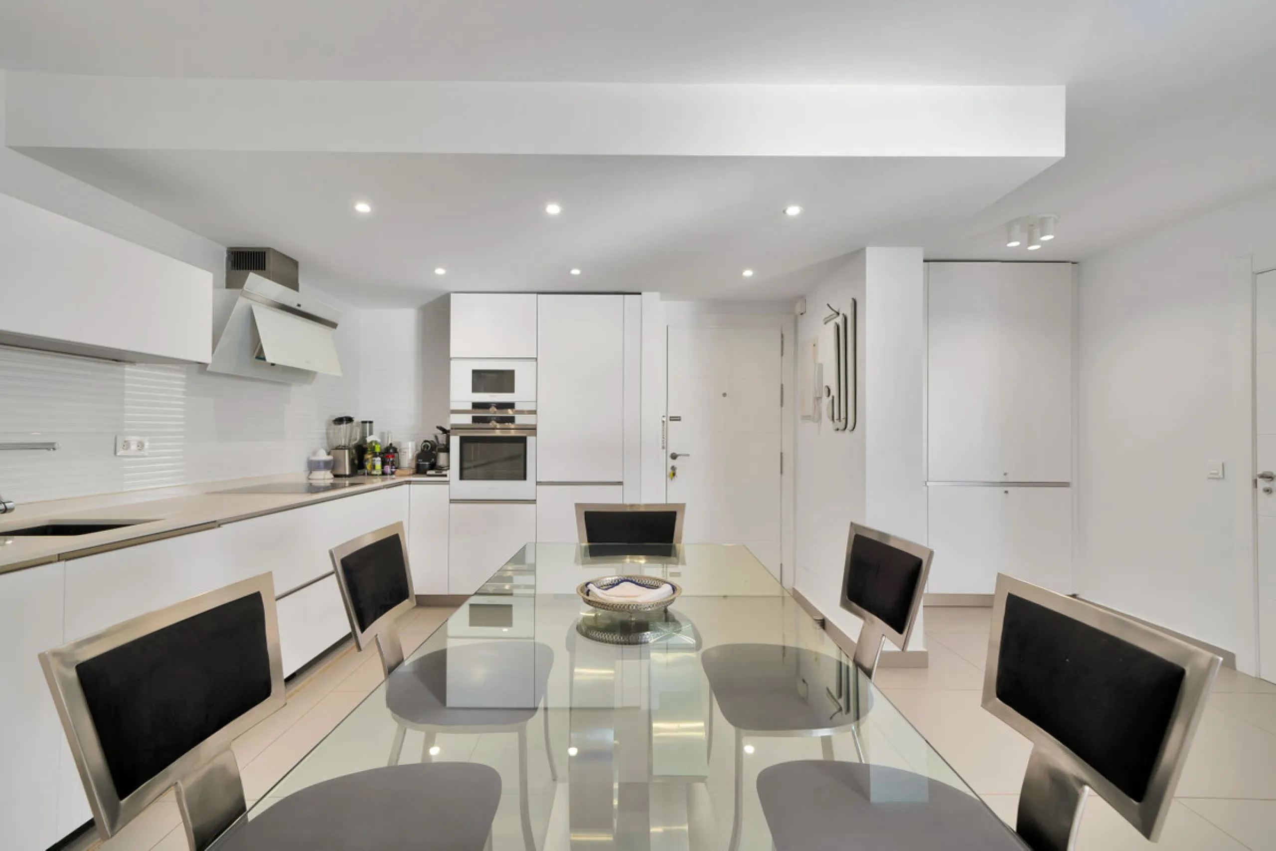 Renovated apartment with stunning sea views on the beachfront.