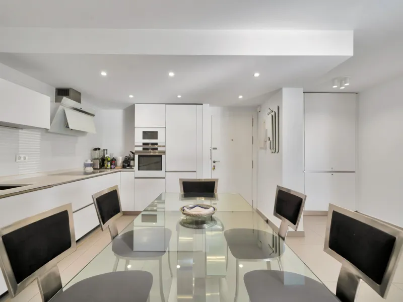 Renovated apartment with stunning sea views on the beachfront.