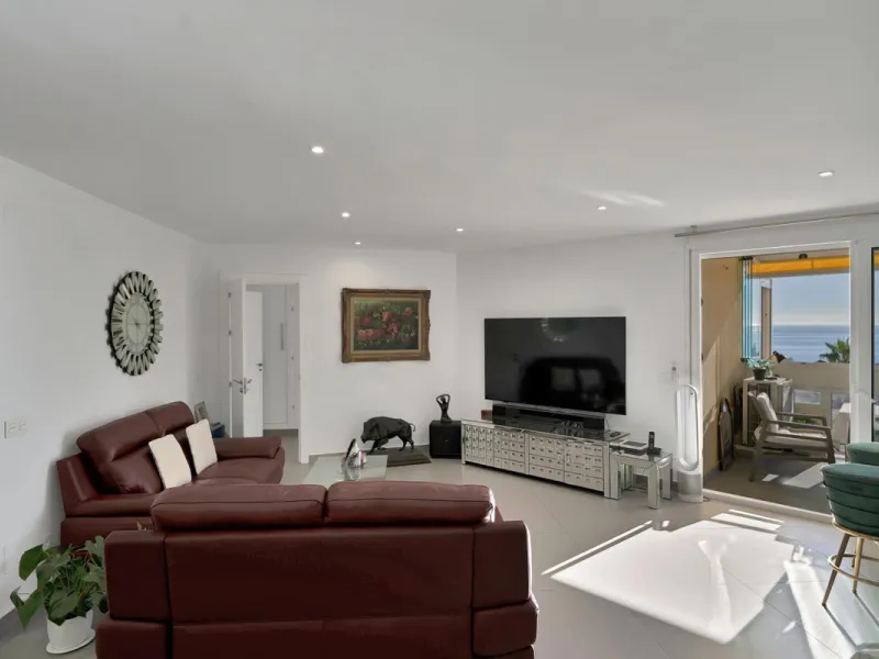 Renovated apartment with stunning sea views on the beachfront.