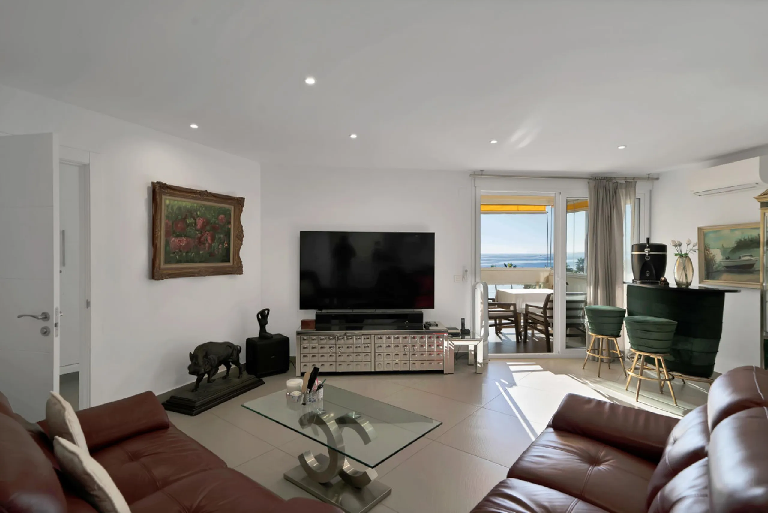 Renovated apartment with stunning sea views on the beachfront.