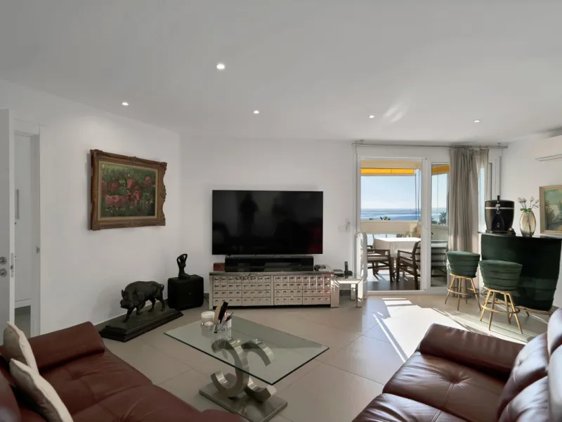 Renovated apartment with stunning sea views on the beachfront.