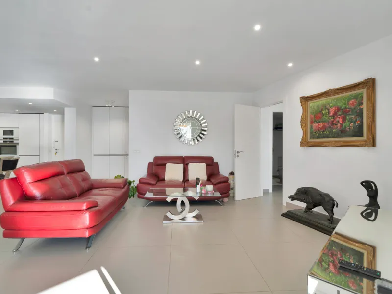 Renovated apartment with stunning sea views on the beachfront.