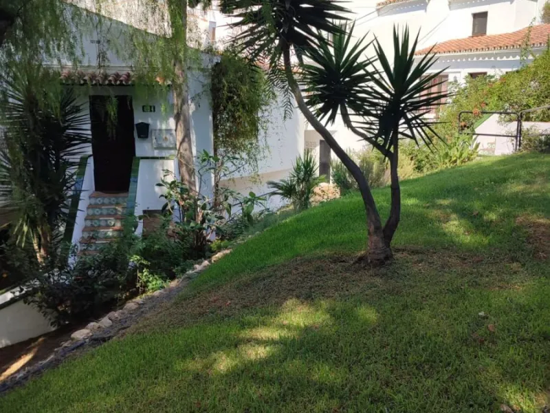 PREMIUM INVESTMENT IN NERJA: 350m2 Asset in Capistrano Playa