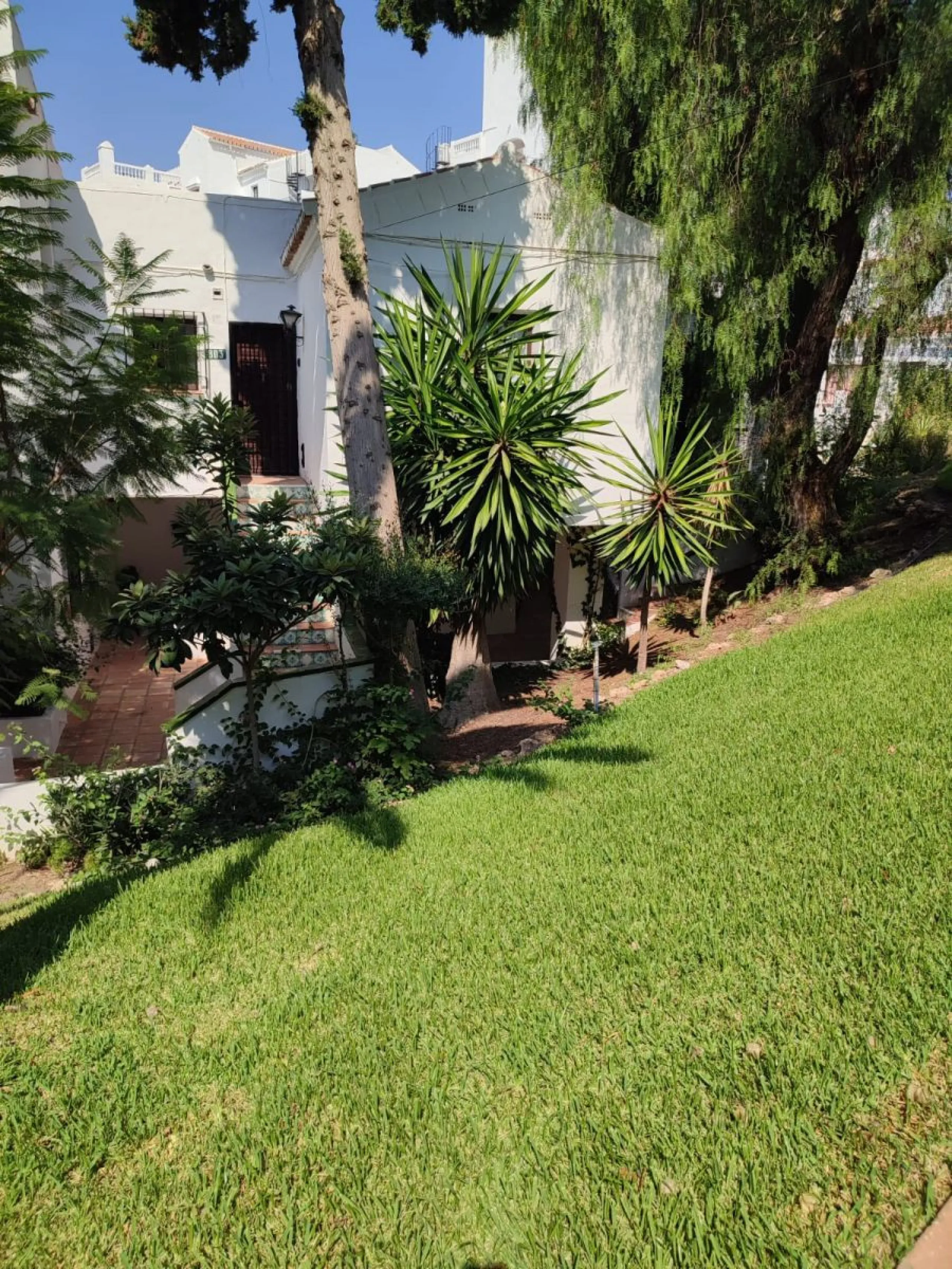 PREMIUM INVESTMENT IN NERJA: 350m2 Asset in Capistrano Playa