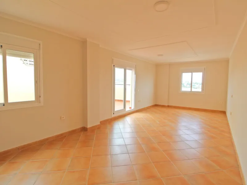 Townhouse in Mijas, a 5-minute drive to all amenities. The house boasts beautiful sea, golf, and mountain views. The property is distributed over two floors plus a solarium. On the entrance floor, there is a large living room with access to the terrace ov