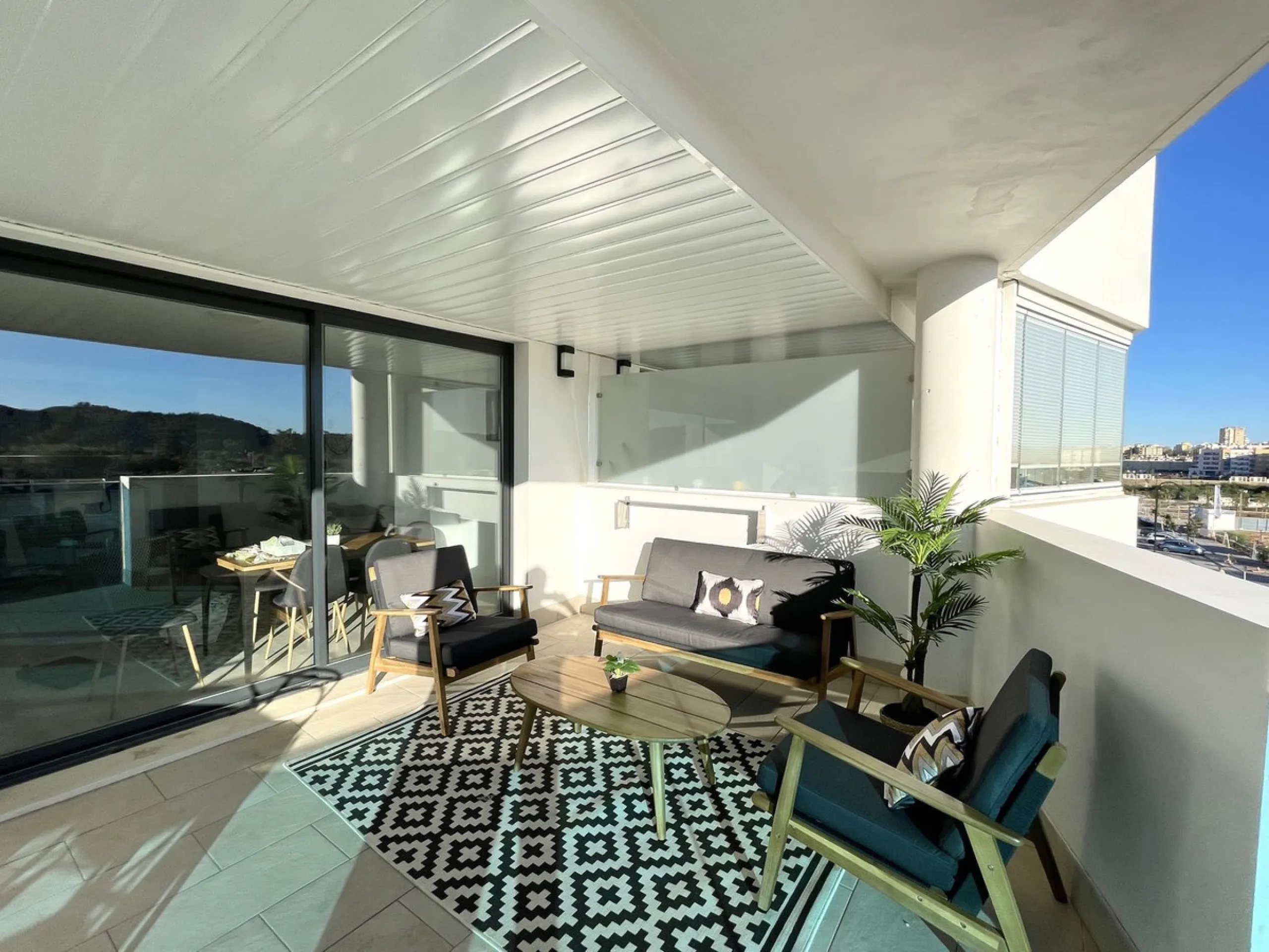 Modern and spacious 3 bedrooms 2,5 bathrooms apartment in Las lagunas Fuengirola, south facing sizeable covered terrace, open plan kitchen, separate laundry/utility room, top appliances,
