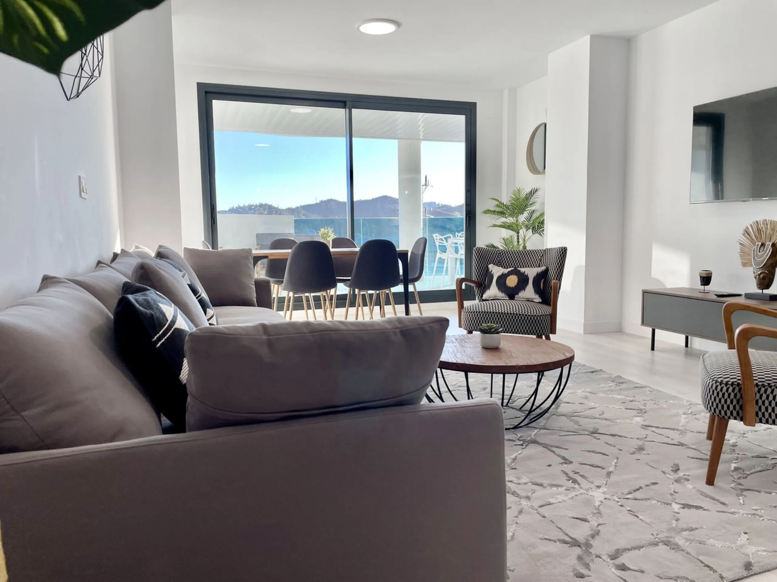 Modern and spacious 3 bedrooms 2,5 bathrooms apartment in Las lagunas Fuengirola, south facing sizeable covered terrace, open plan kitchen, separate laundry/utility room, top appliances,