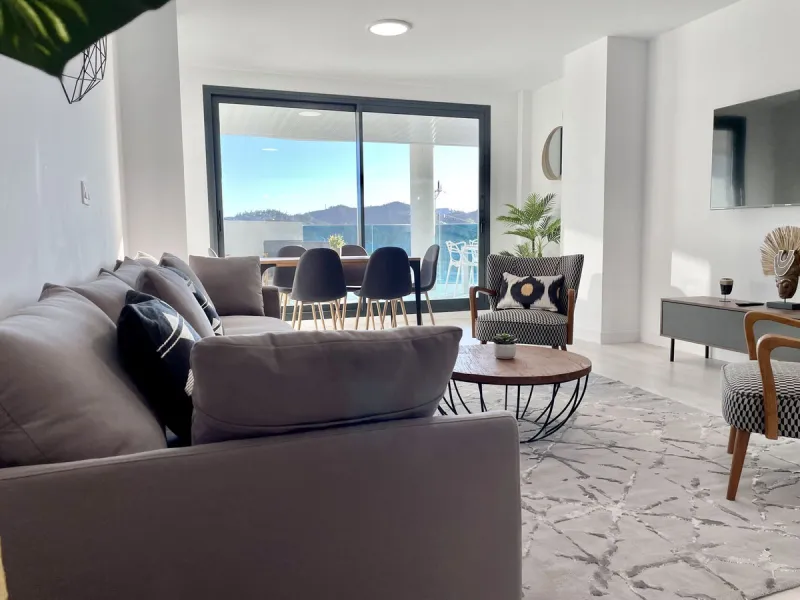 Modern and spacious 3 bedrooms 2,5 bathrooms apartment in Las lagunas Fuengirola, south facing sizeable covered terrace, open plan kitchen, separate laundry/utility room, top appliances,
