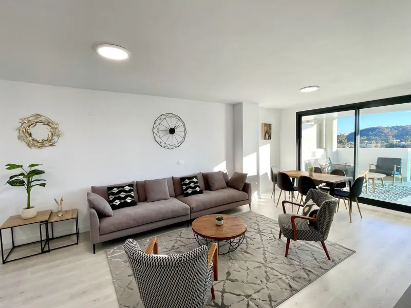 Modern and spacious 3 bedrooms 2,5 bathrooms apartment in Las lagunas Fuengirola, south facing sizeable covered terrace, open plan kitchen, separate laundry/utility room, top appliances,