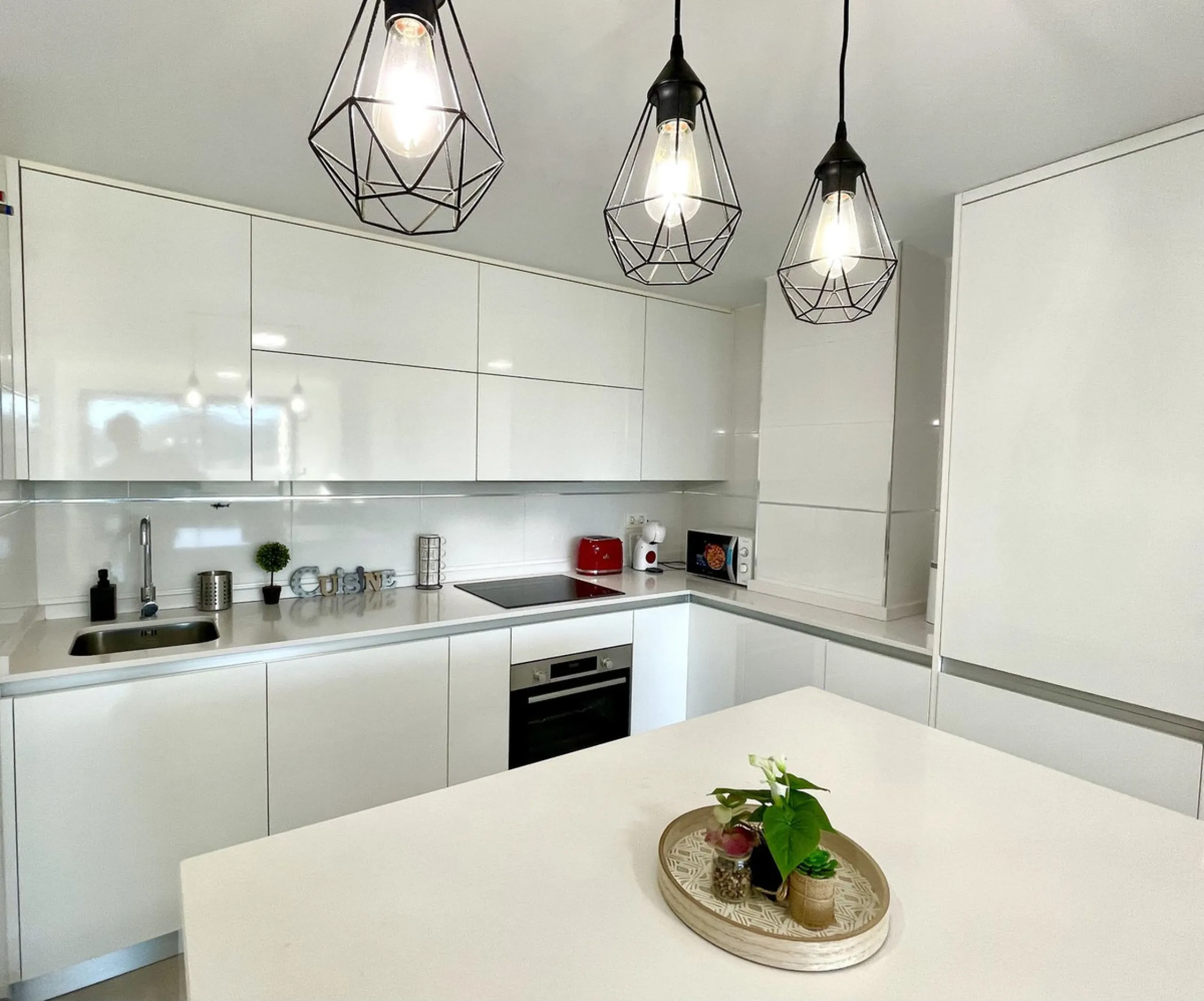 Modern and spacious 3 bedrooms 2,5 bathrooms apartment in Las lagunas Fuengirola, south facing sizeable covered terrace, open plan kitchen, separate laundry/utility room, top appliances,