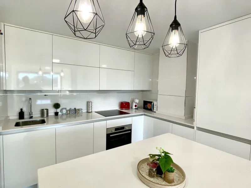 Modern and spacious 3 bedrooms 2,5 bathrooms apartment in Las lagunas Fuengirola, south facing sizeable covered terrace, open plan kitchen, separate laundry/utility room, top appliances,