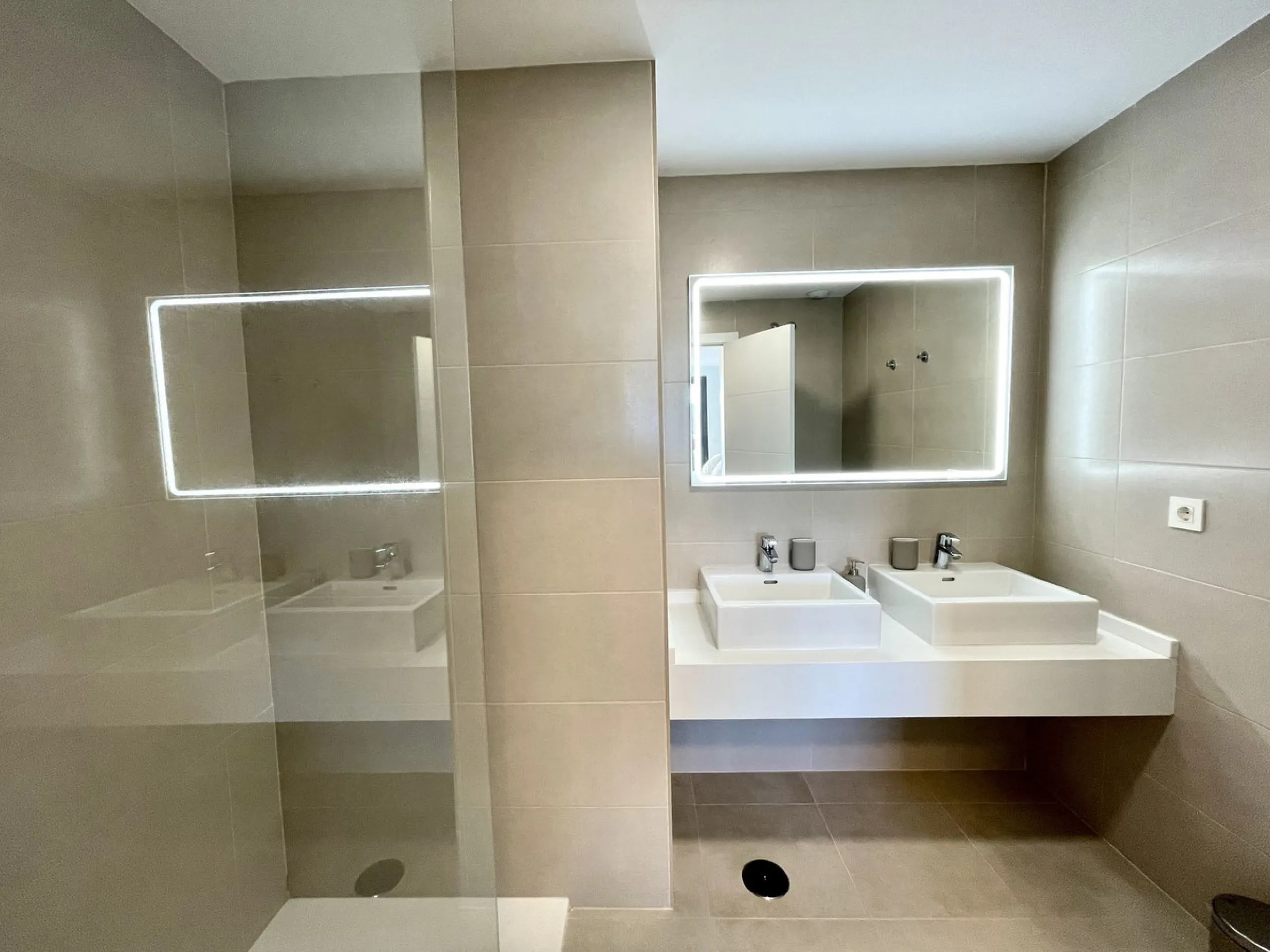 Modern and spacious 3 bedrooms 2,5 bathrooms apartment in Las lagunas Fuengirola, south facing sizeable covered terrace, open plan kitchen, separate laundry/utility room, top appliances,