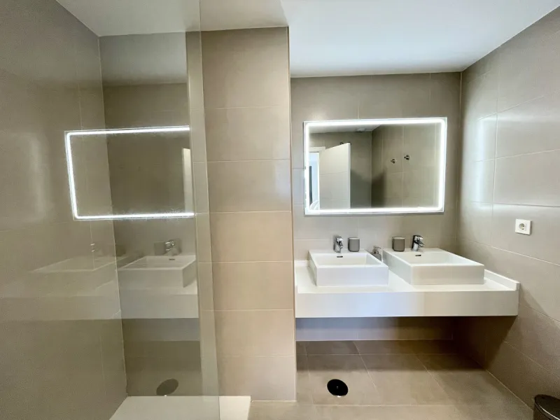 Modern and spacious 3 bedrooms 2,5 bathrooms apartment in Las lagunas Fuengirola, south facing sizeable covered terrace, open plan kitchen, separate laundry/utility room, top appliances,
