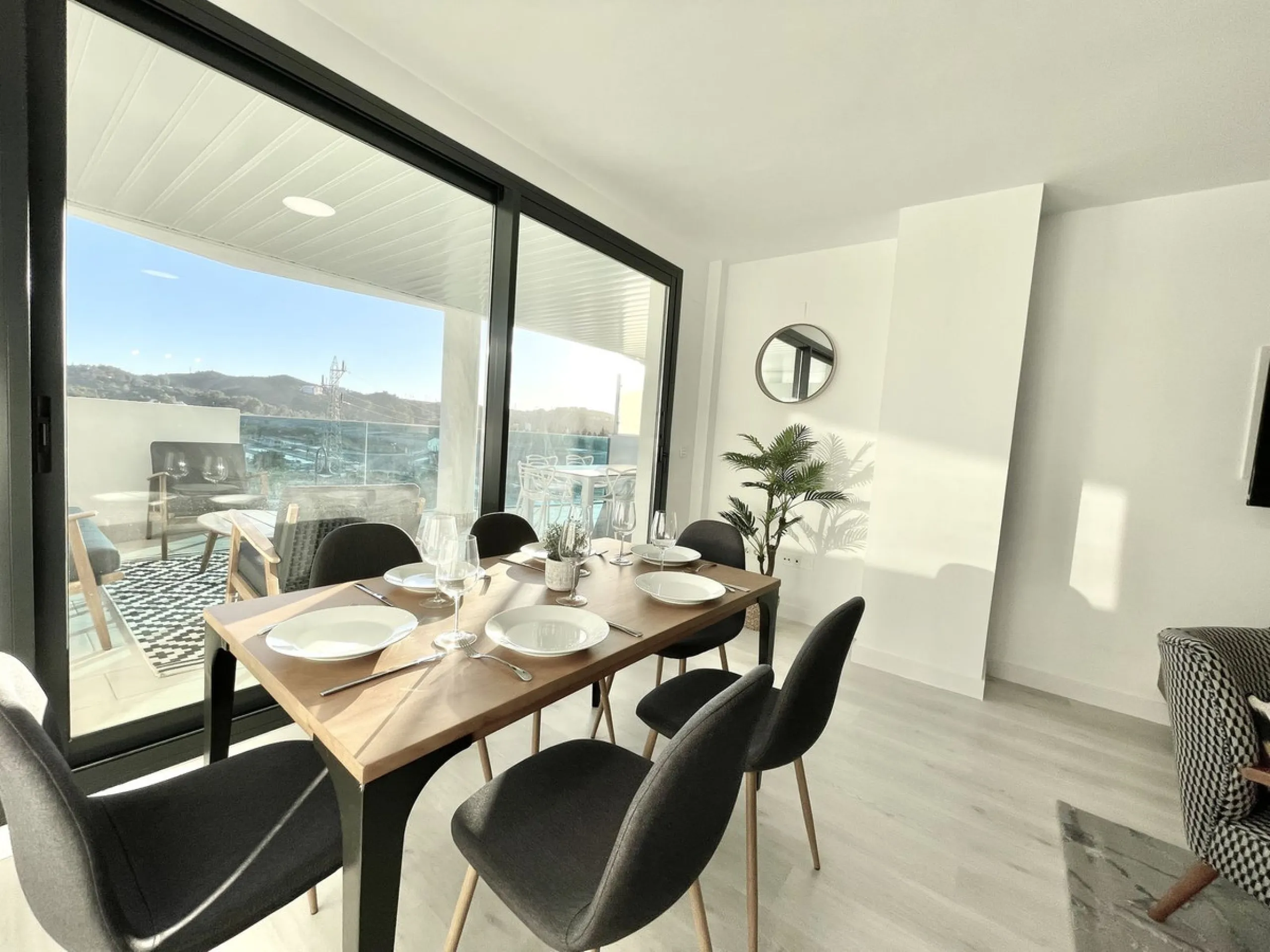 Modern and spacious 3 bedrooms 2,5 bathrooms apartment in Las lagunas Fuengirola, south facing sizeable covered terrace, open plan kitchen, separate laundry/utility room, top appliances,