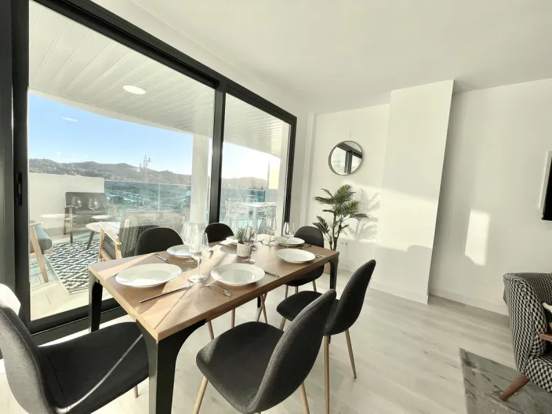 Modern and spacious 3 bedrooms 2,5 bathrooms apartment in Las lagunas Fuengirola, south facing sizeable covered terrace, open plan kitchen, separate laundry/utility room, top appliances,