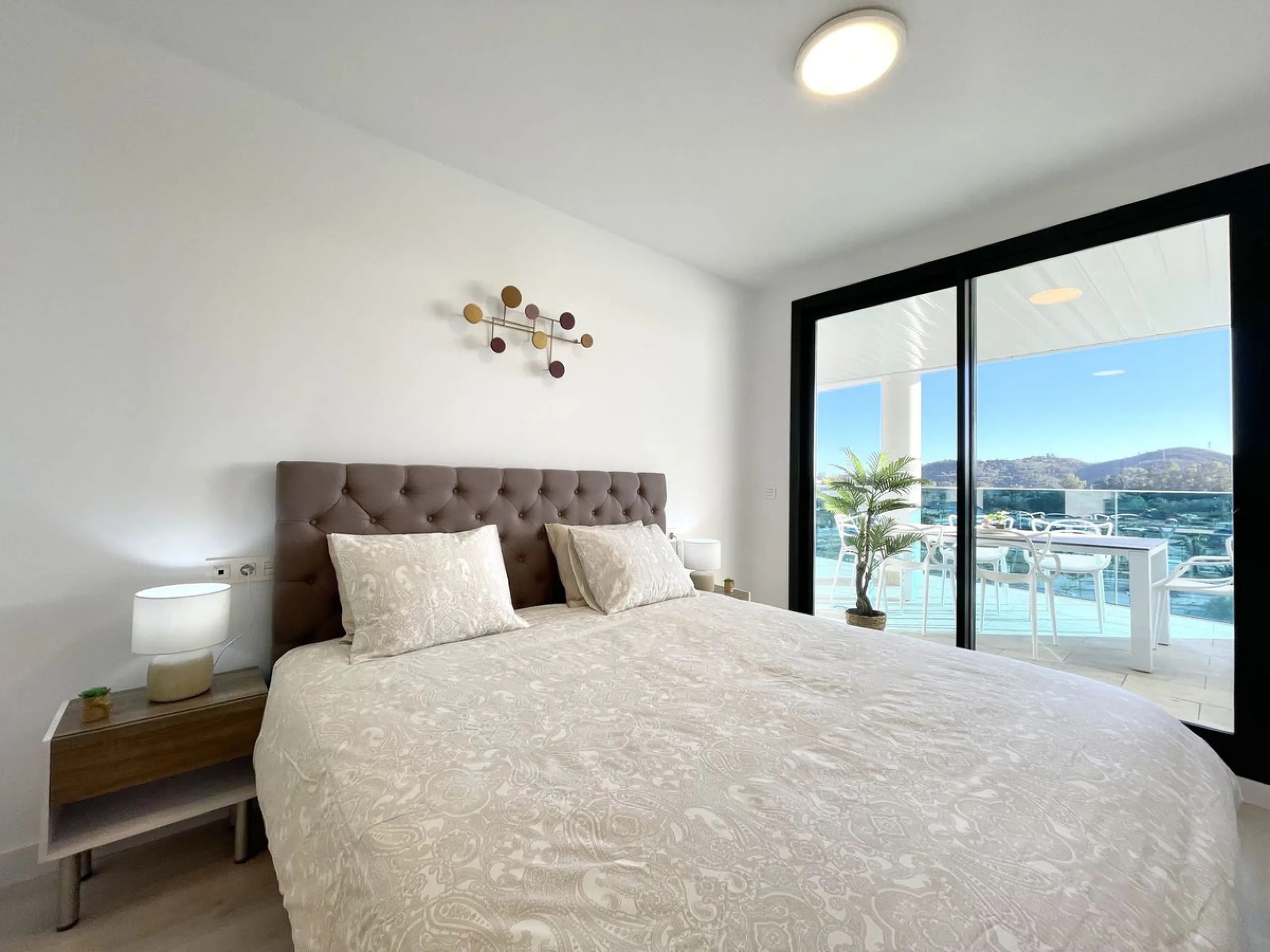 Modern and spacious 3 bedrooms 2,5 bathrooms apartment in Las lagunas Fuengirola, south facing sizeable covered terrace, open plan kitchen, separate laundry/utility room, top appliances,