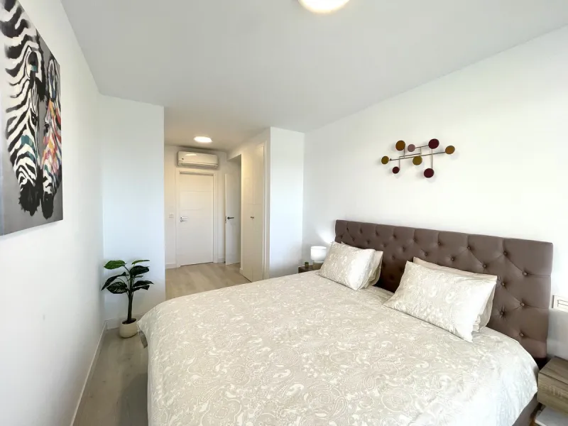 Modern and spacious 3 bedrooms 2,5 bathrooms apartment in Las lagunas Fuengirola, south facing sizeable covered terrace, open plan kitchen, separate laundry/utility room, top appliances,