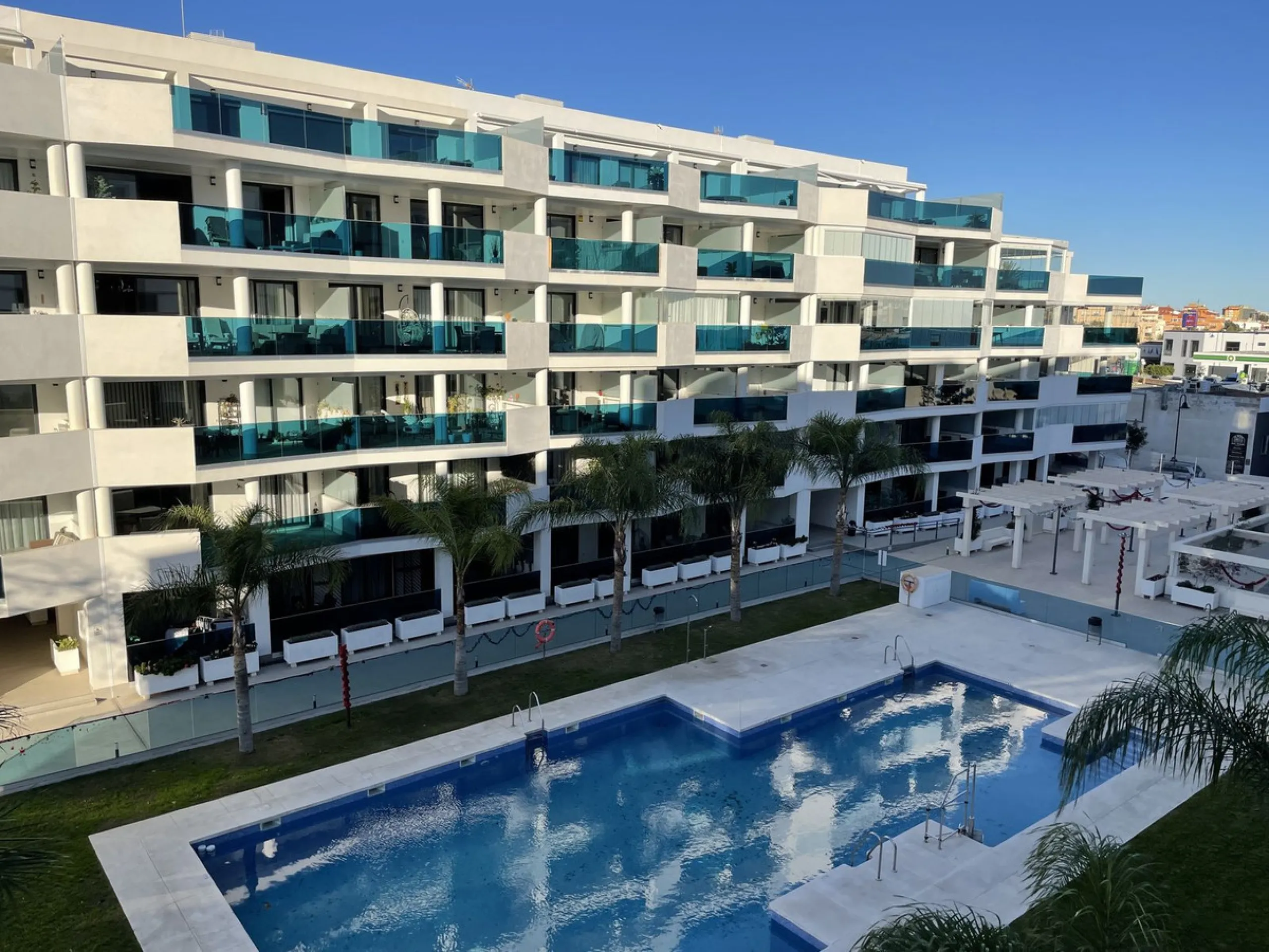 Modern and spacious 3 bedrooms 2,5 bathrooms apartment in Las lagunas Fuengirola, south facing sizeable covered terrace, open plan kitchen, separate laundry/utility room, top appliances,