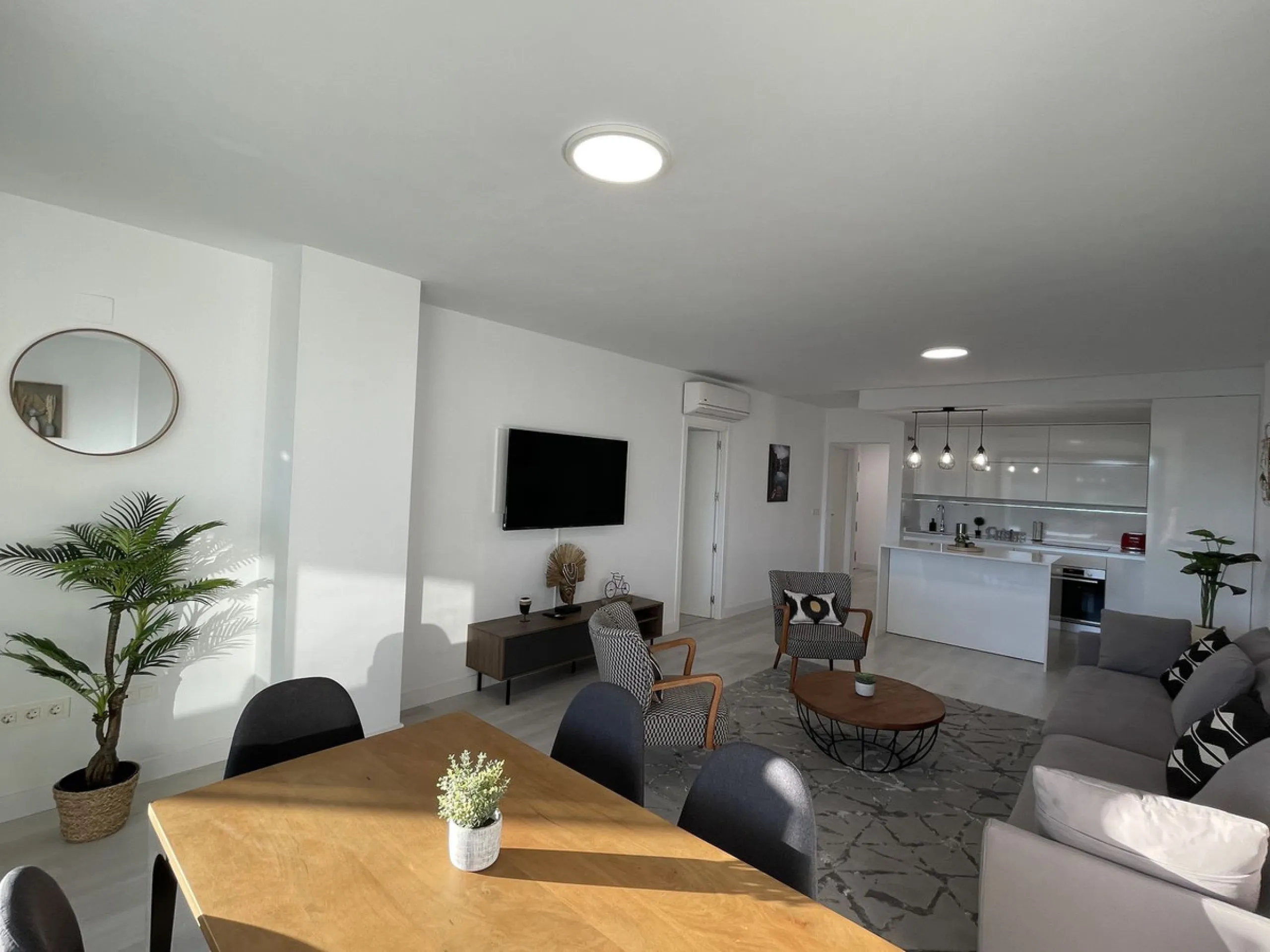 Modern and spacious 3 bedrooms 2,5 bathrooms apartment in Las lagunas Fuengirola, south facing sizeable covered terrace, open plan kitchen, separate laundry/utility room, top appliances,