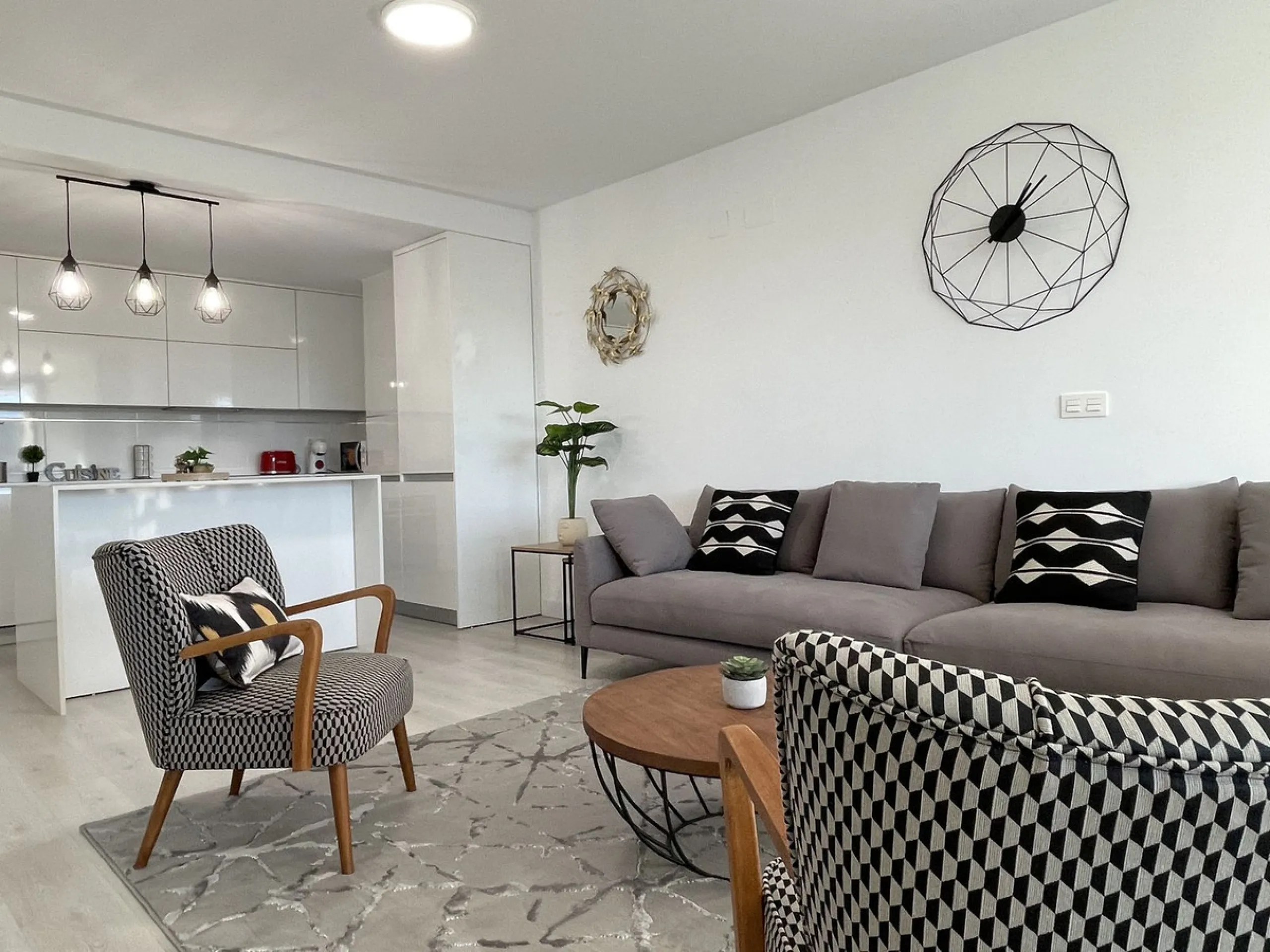 Modern and spacious 3 bedrooms 2,5 bathrooms apartment in Las lagunas Fuengirola, south facing sizeable covered terrace, open plan kitchen, separate laundry/utility room, top appliances,